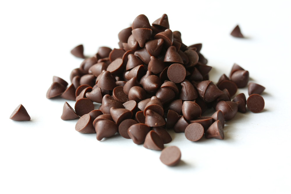 Chocolate,Chips,On,White,Background